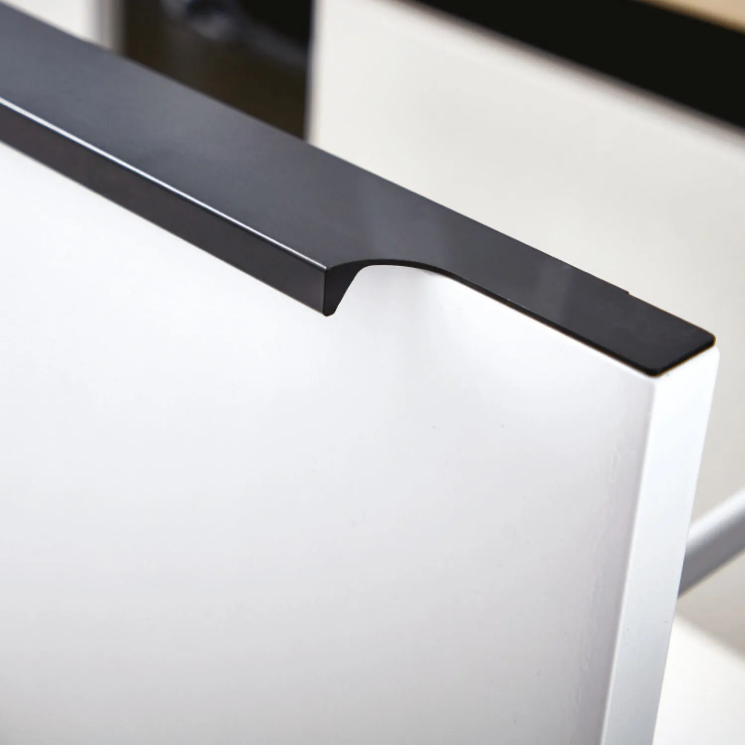 Scudo Muro Black Handle For 800mm Wall Hung Unit